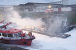 FLB im Einsatz beim Brand der MS Wotan im Oberhafen (Osthafen II) im Dezember 2009: Löschen mit Schaum Copyright Feuerwehr Frankfurt