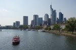 Das Feuerlöschboot vor der Frankfurter Skyline Copyright Feuerwehr Frankfurt