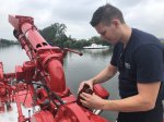 Dennis Windgass schaut an einem der Wasserwerfer nach dem Rechten Copyright Feuerwehr Frankfurt