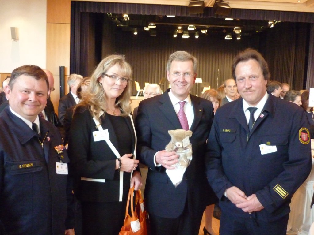 Bundespräsident Christian Wulff bekommt Rettungsteddy 2011