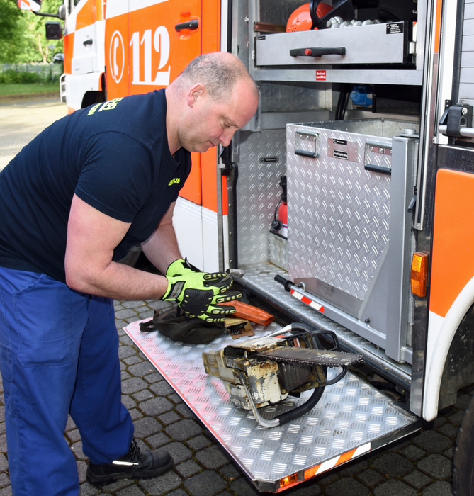 Markus Körner von der Sindlinger Feuerwehr überprüft die Kettensäge, die zur Einsatz-Ausstattung gehört.Foto: michael Sittig
