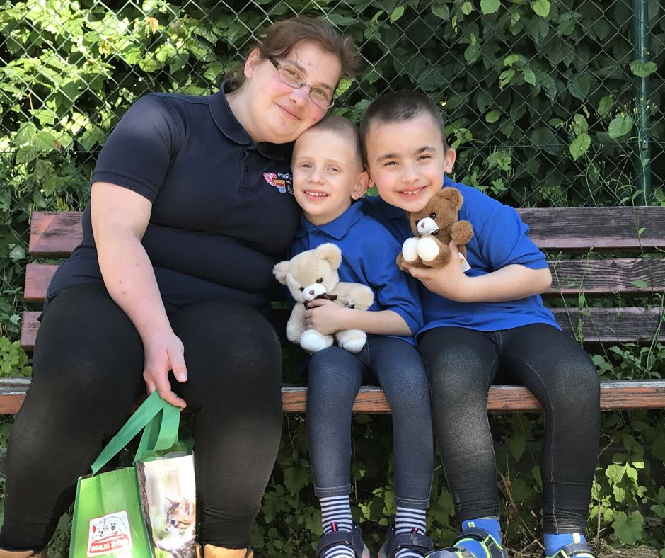 Foto Familie Baetza mit AKIK Rettungsteddys 2020