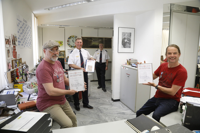 Kreisblatt-Redakteur Holger Vonhof (l.) und Fotograf Maik Reuß (r.) sind gestern von Markus Heuser und Udo Blecker geehrt worden.