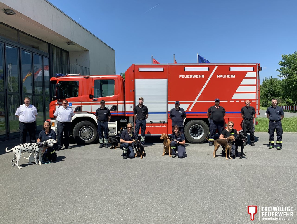 Gruppenbild Prüfung Rettungshundestaffel 13.06.21 FFW Nauheim Foto RHS Nauheim