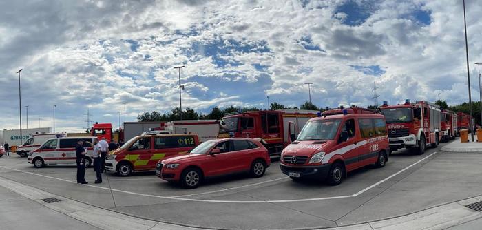 Der Feuerwehr-Verband kommt an einer Raststätte zusammen. Dann geht's ins Katastrophengebiet. FOTO: feuerwehr frankfurt