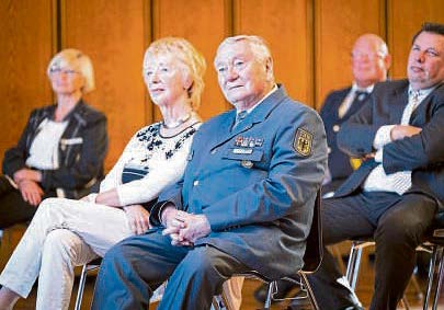 Jürgen Maier, hier in Uniform, erhielt ihm Kaisersaal die Bürgerme- daille der Stadt Frankfurt. FOTO: SALOME ROESSLER