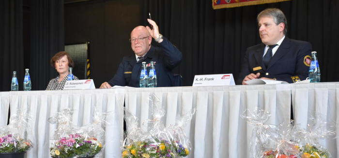 Um Eintracht bemüht: Sicherheitsdezernentin Annette Rinn, Dirk Rübesamen, der Mittelkürzungen befürchtet hat, und Karl-Heinz Frank, Direktor der Branddirektion Frankfurt. FOTO: thomas J. schmidt