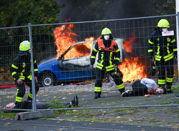 Wer hilft wem zuerst? Wer löscht das Fahrzeug? Die Schreie der sehr überzeugenden Mimen erhöhen den Stress. FOTOs: Renate Hoyer