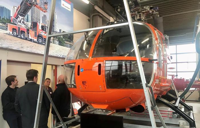 Ein ausrangierter Rettungshubschrauber „Christoph II“ gehört zu den schwersten Schaustücken im Feuerwehrmuseum, das noch in der alten Werkfeuerwehr-Wache im Industriepark Griesheim untergebracht ist. FOTO: Holger Vonhof