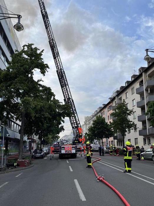 Im Westend brannte am Montag ein Dachstuhl. FOTO: 5VISION.NEWS