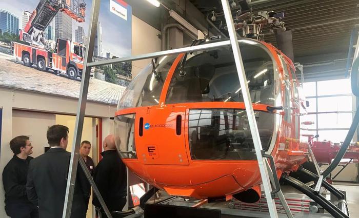 Ein ausrangierter Rettungshubschrauber „Christoph II“ gehört zu den schwersten Schaustücken im Feuerwehrmuseum, das in der alten Werkfeuerwehr-Wache untergebracht ist. FOTO: holger vonhof