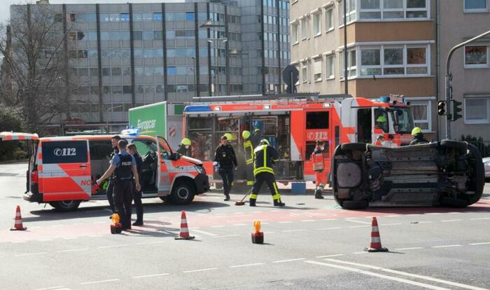 An einer Kreuzung ist es zu einem Unfall mit einem Notarztwagen gekommen. Der Fahrer des anderen Wagens wurde dabei verletzt. FOTO: dpa