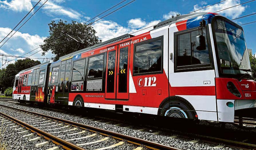 Eine U-Bahn im Feuerwehr-Outfit