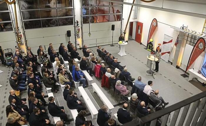 Branddezernentin Annette Rinn (FDP) überbrachte zur Einweihung des neuen Feuerwehrgerätehauses –hier die Fahrzeughalle – die Grüße der Stadt; Feuerwehrfrau Lisa Seibold moderierte gekonnt wie ein Profi. © Maik Reuß