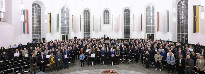 All diese Ehrenamtler tragen seit vielen Jahren entscheidend zum Zusammenhalt in der Stadtgesellschaft bei. Nun sind sie in der Paulskirche von Oberbürgermeister Mike Josef geehrt worden. © Salome Roessler/ffm