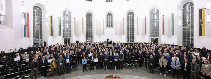 Rund 200 Bürger sind in der Paulskirche mit Römerplaketten in Platin geehrt worden. Die Stufe ist neu: Dafür muss man mehr als 25 Jahre ehrenamtlich tätig sein. © Salome Roessler