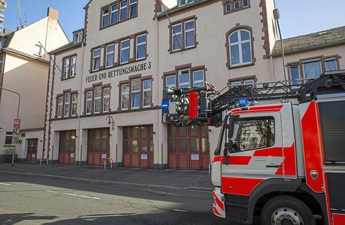 Von 2027 soll die Feuer- und Rettungswache in der Heinrichstraße saniert und teils neu gebaut werden. © Rolf Oeser