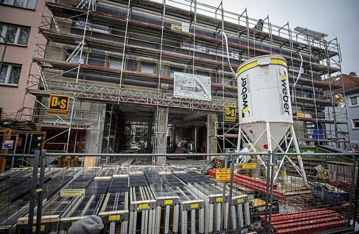 Am Kurfürstenplatz in Bockenheim entsteht mitten im Wohnviertel die Feuerwache 2a. In die oberen Stockwerke kommen 14 Wohnungen. Ende 2026 soll alles fertig sein. © Enrico Sauda